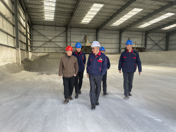 股份公司黨委委員、副總經(jīng)理劉道昆到建材公司調(diào)研