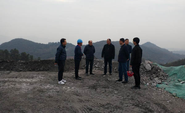 集團公司黨委副書記、總經(jīng)理龔華東到矸石項目部視察 