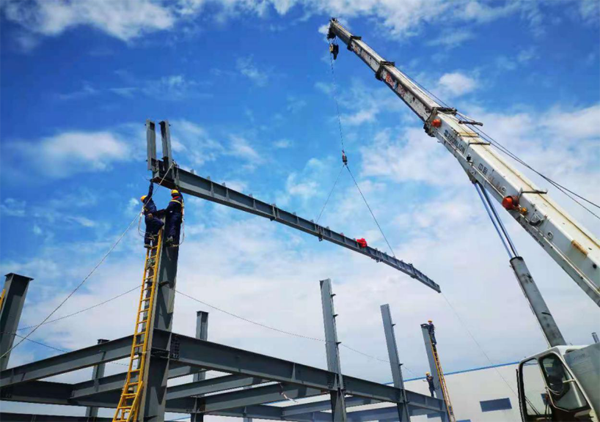 豐正科技1#消毒劑廠(chǎng)房完成首榀鋼梁吊裝 豐正科技1#消毒劑廠(chǎng)房完成首榀鋼梁吊裝