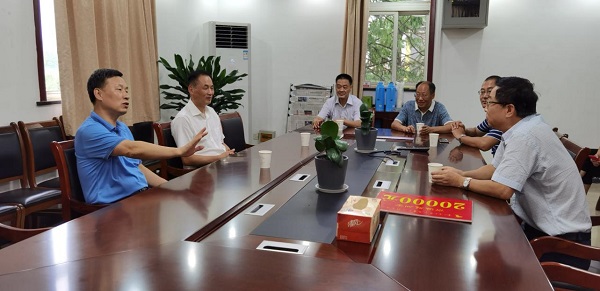 集團(tuán)公司副總經(jīng)理到公司開(kāi)展高溫慰問(wèn) 集團(tuán)公司副總經(jīng)理到公司開(kāi)展高溫慰問(wèn)