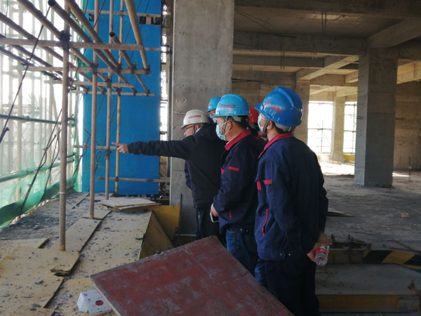 公司高管帶隊(duì)觀摩標(biāo)準(zhǔn)化工地 公司高管帶隊(duì)觀摩標(biāo)準(zhǔn)化工地