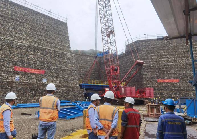 米拉多二期半移動破碎站出料平臺順利吊裝完成 米拉多二期半移動破碎站出料平臺順利吊裝完成